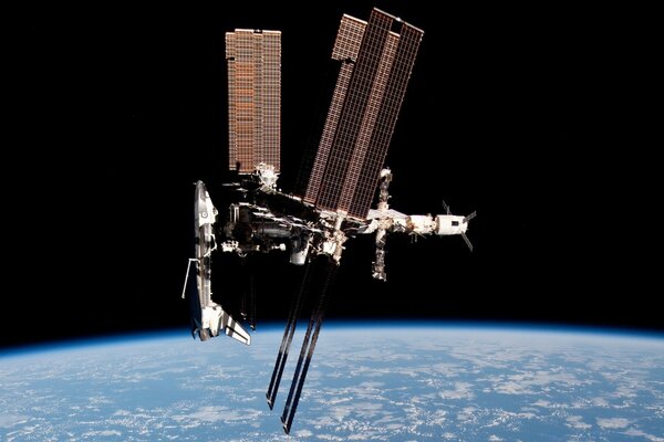 Satellite au - dessus de la surface du corps céleste. Vue depuis l espace