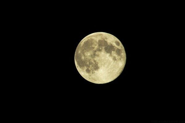 Cielo nero e luna senza stelle