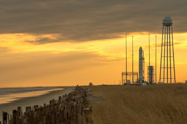 Amanecer sobre la plataforma de lanzamiento del puerto espacial