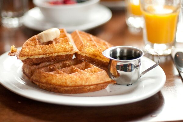 Café da manhã atmosférico com café e waffles holandeses