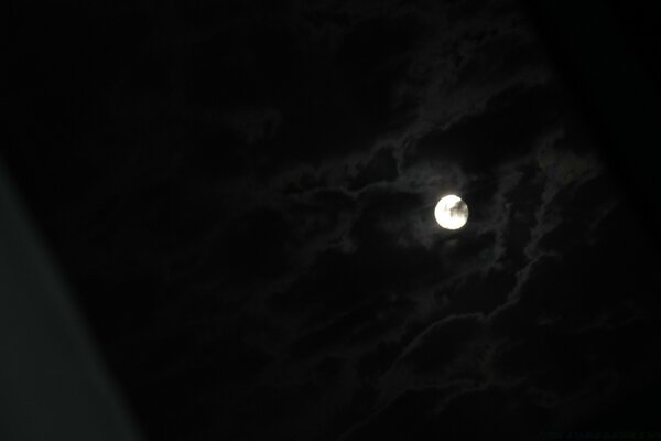 Lune dans le ciel nocturne avec de petits nuages