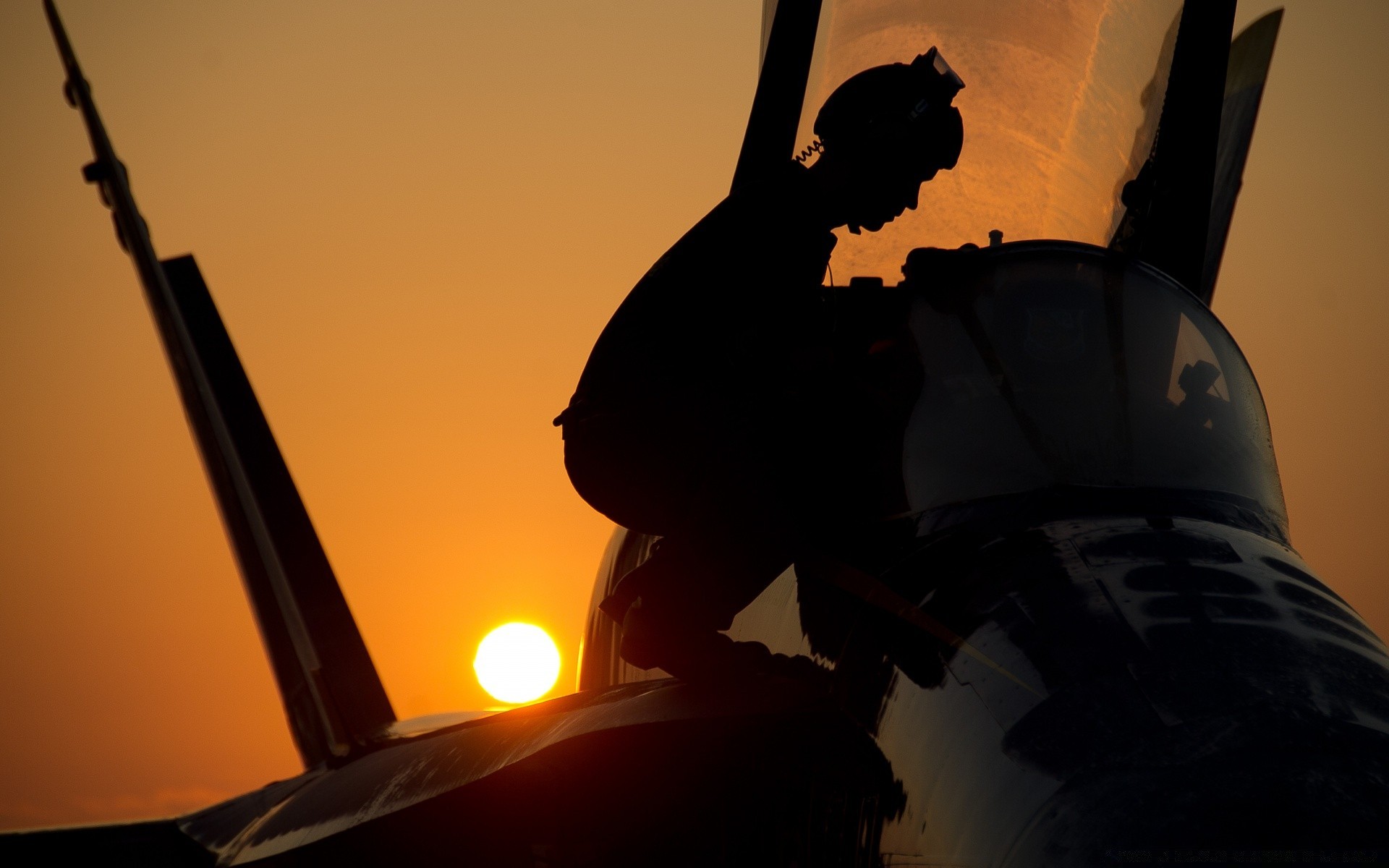 waffe und armee sonnenuntergang silhouette hintergrundbeleuchtung ein mann sonne frau aktion erwachsener licht reisen dämmerung wettbewerb auto