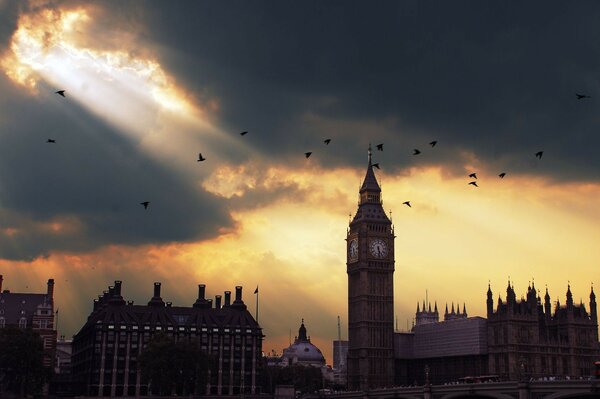 Big Ben in the sun through the clouds