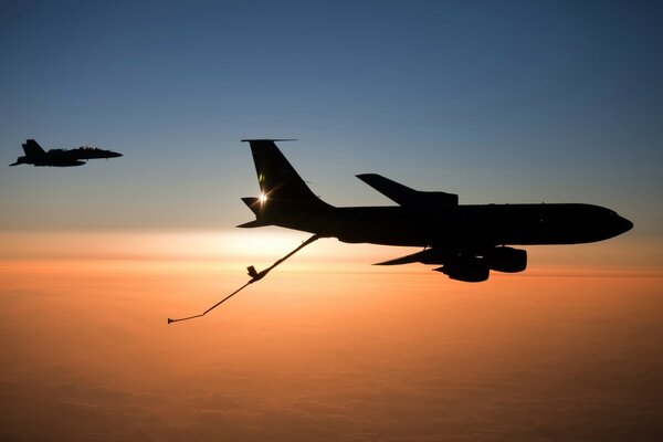 Vuelo de avión en el cielo al atardecer