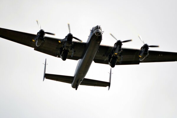 Aereo con quattro motori a elica