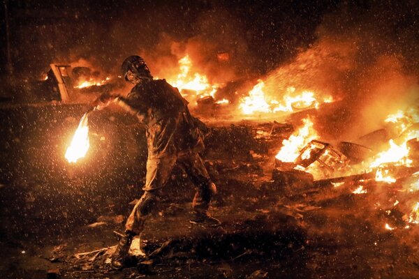 Un fantassin agressif en feu lance un cocktail Molotov