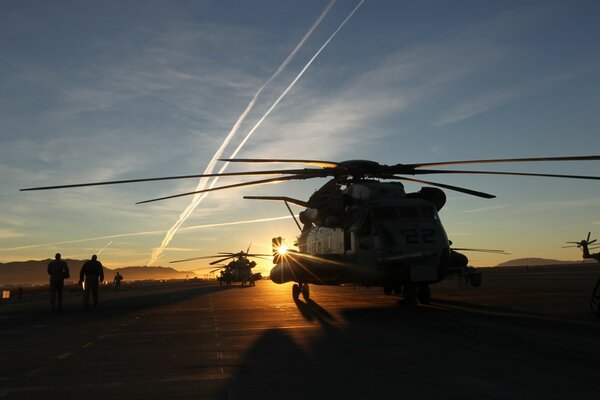 Helicópteros despegan al atardecer