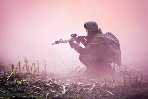 Mann im Maschinengewehr bei Militäreinsätzen