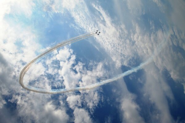 Avion dans le ciel vole haut