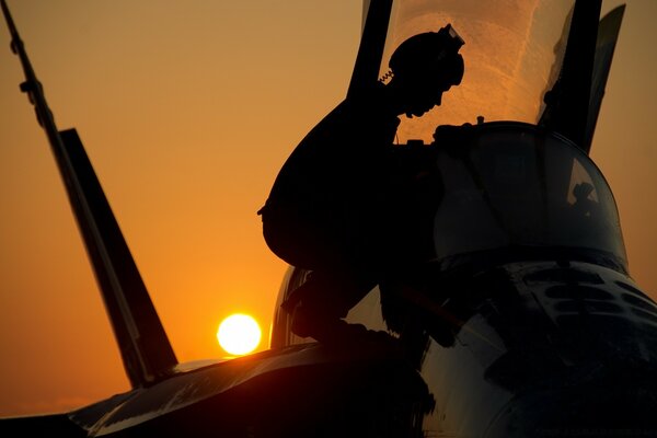 Militare al tramonto del giorno