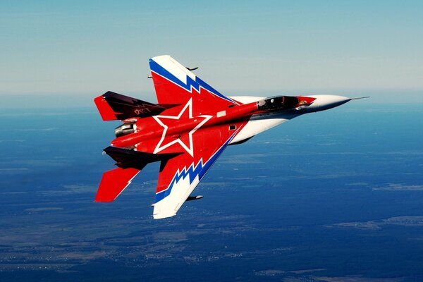 Avión rojo volando por el cielo