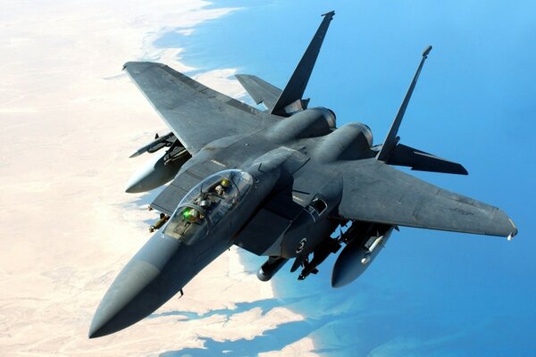 Военный самолёт в голубом небе