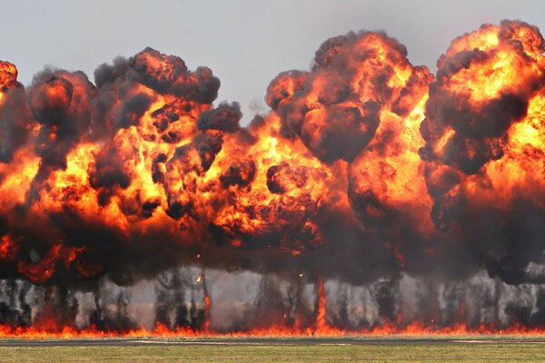 Nuvola di fuoco dopo l esplosione. Fumo dal fuoco