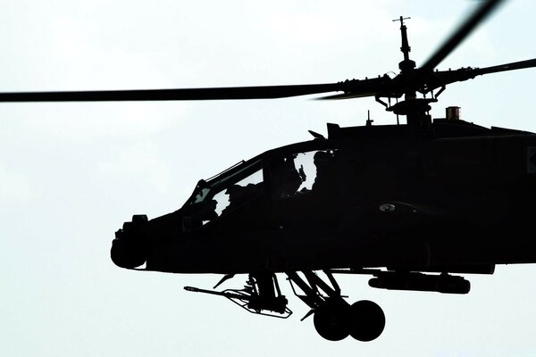 Gökyüzündeki bir helikopterin silueti