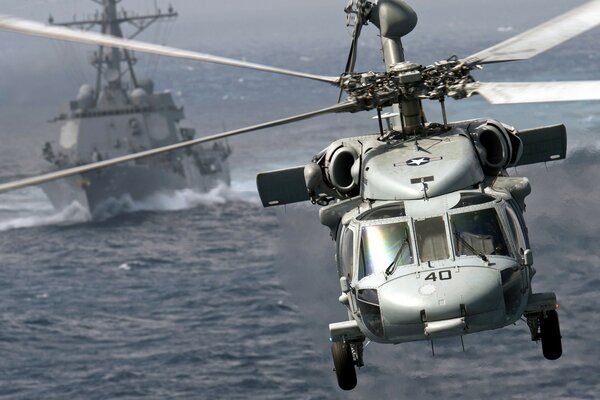 Военный мощный вертолет на море