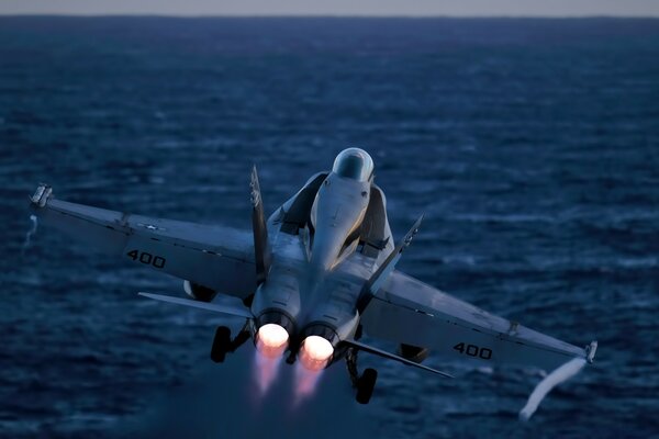 Avion volant au-dessus des nuages dans la nuit