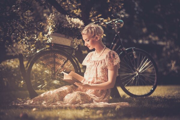 Süße Blondine liest ein Buch