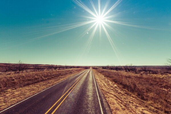 Ciel bleu éblouissement soleil route