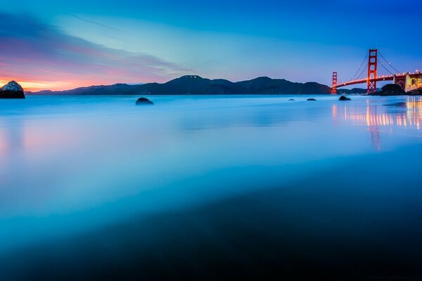 Puente rojo al amanecer