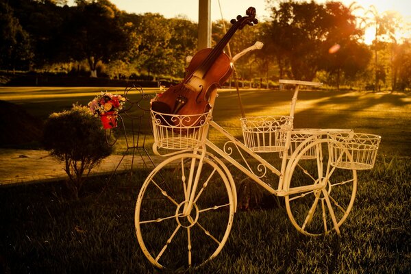 Vintage-Bild eines dekorativen Fahrrades mit einer Violine