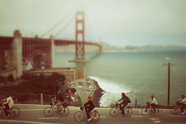 Cyclistes sur la route du pont