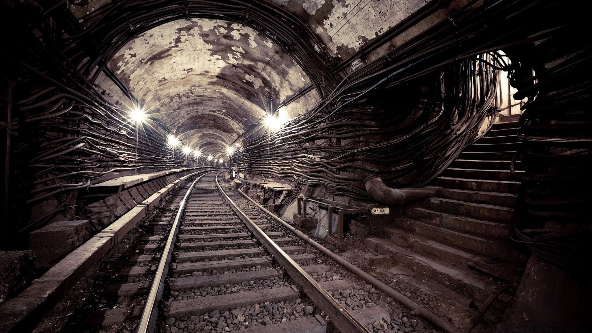 vintage trem estrada de ferro tubo túnel sistema de transporte luz perspectiva motor trilha escuro viagem estação guia abandonado linha dentro de casa aço