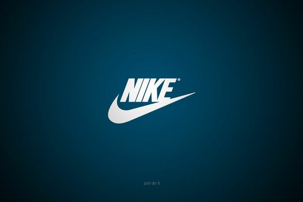 Nike-Emblem auf blauem Hintergrund