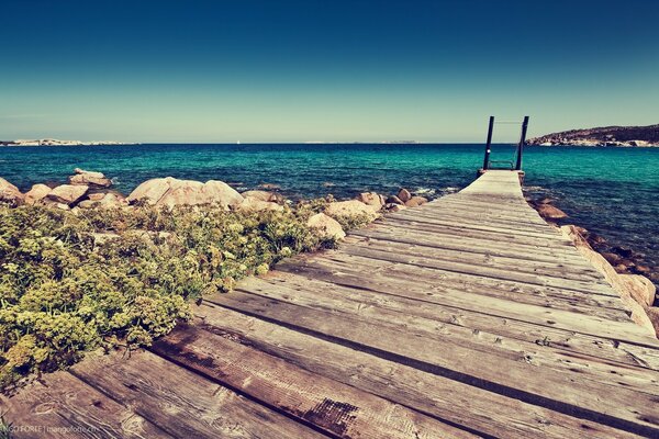 Hölzerner Pier über dem Wasser