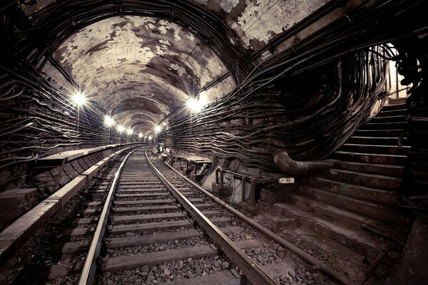 Vecchia miniera scura della metropolitana