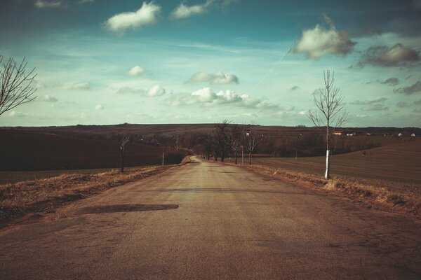 Schöne Landschaft Straße am Abend