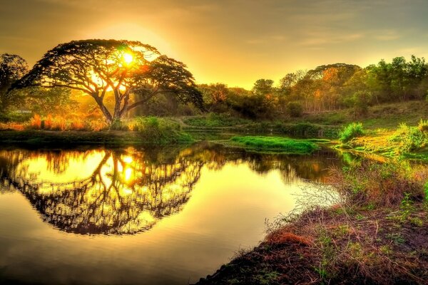 Reflejo de la puesta de sol en el agua