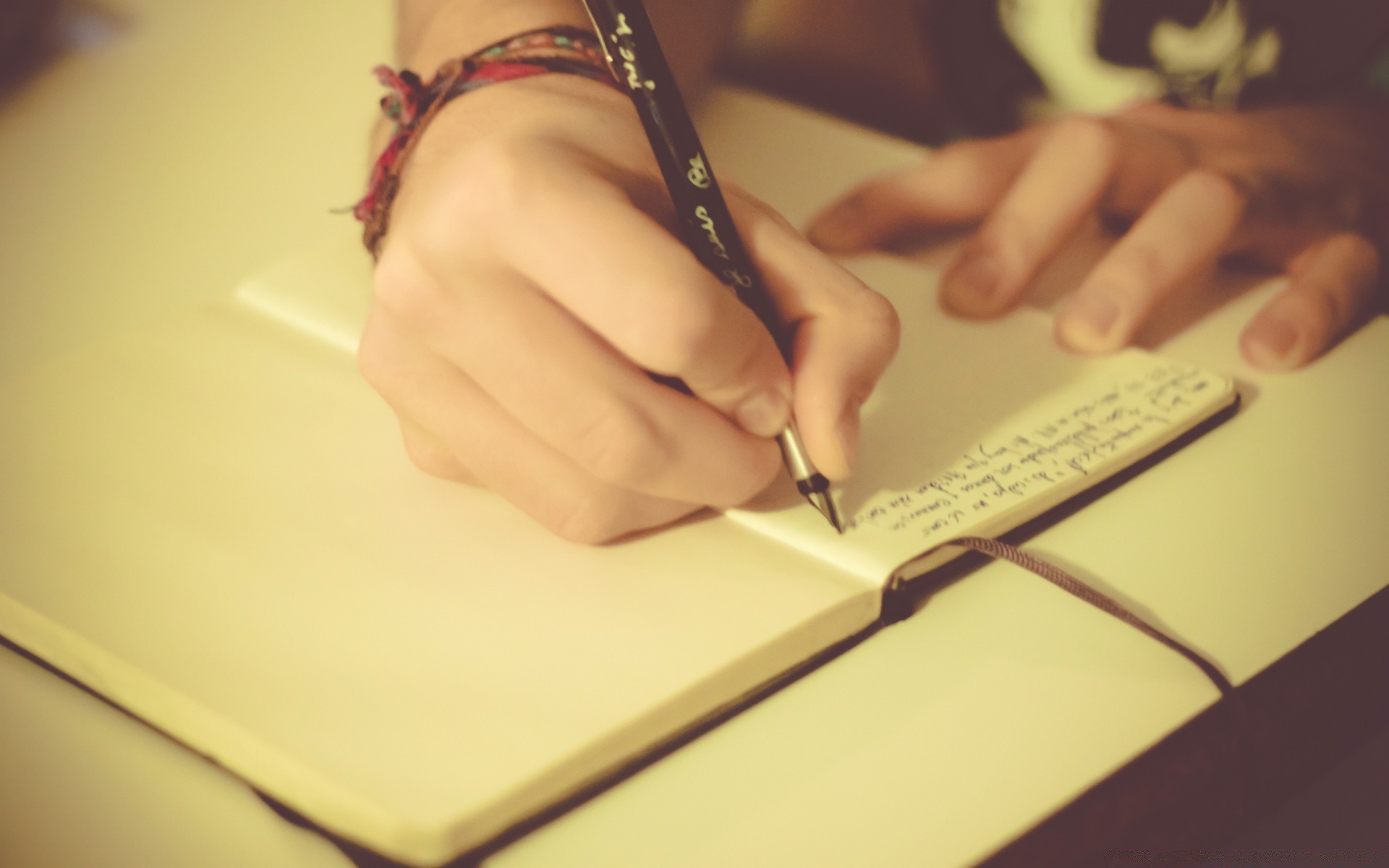 vintage o negó cio mulher escrevendo papel composiç ã o laptop educaç ã o livro menina escritó rio documento desktop interior as mã as escola borra computador adulto informaç ã o