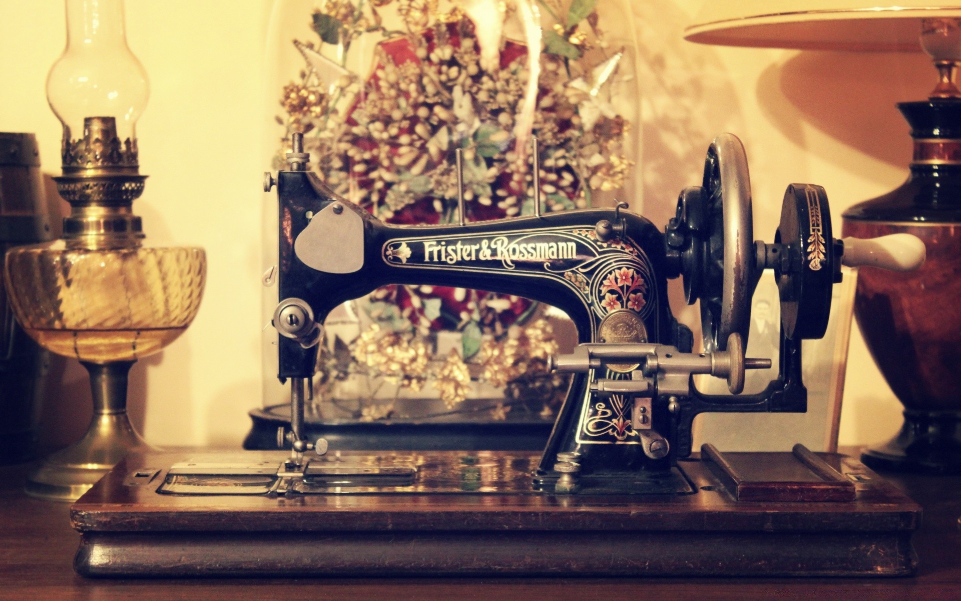 Швейная машинка 150. Швейная машинка ретро. Винтажная швейная машинка. Винтажные Швейные машинки. Швейная машинка Эстетика.