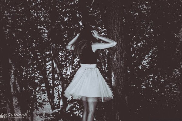 Ragazza succhiare da un albero