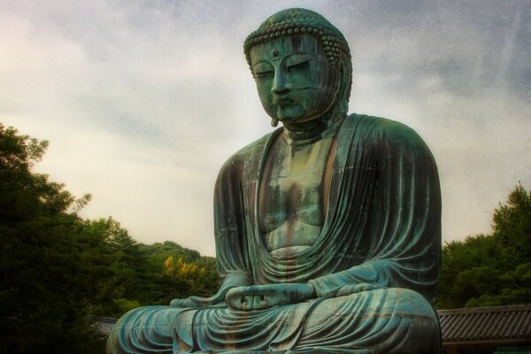 Escultura de Buda na natureza