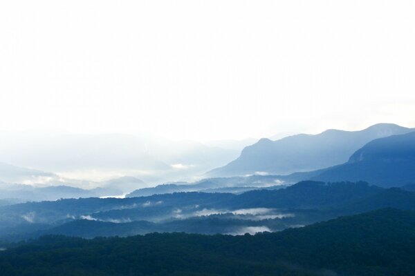 Misty Dali montagnes beautés