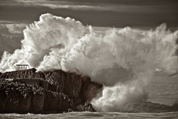 The power of the ocean in one wave