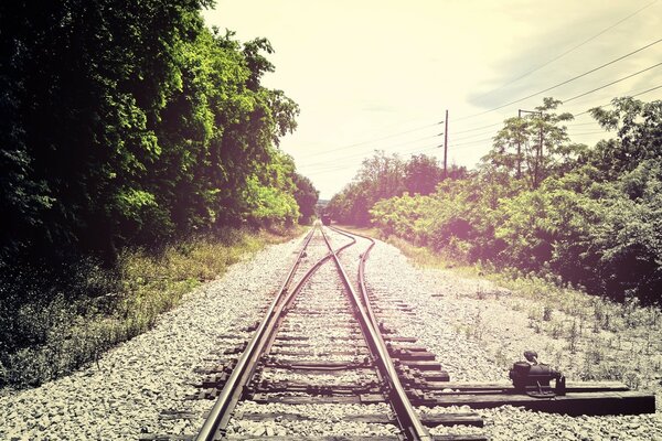 Flecha de ferrocarril y rieles en el terraplén ferroviario