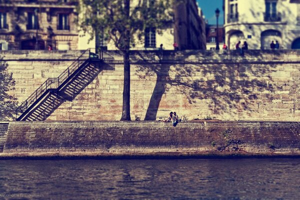 Pareja romántica junto al río