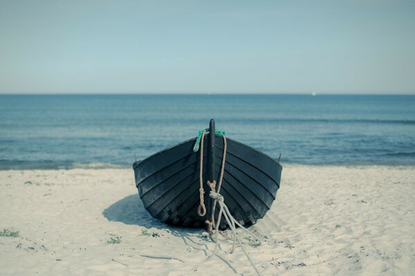 A lonely boat on the background of the ocean