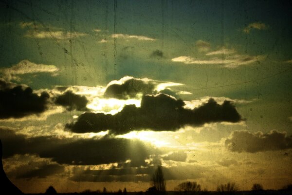 Cielo y sol cubierto de nubes