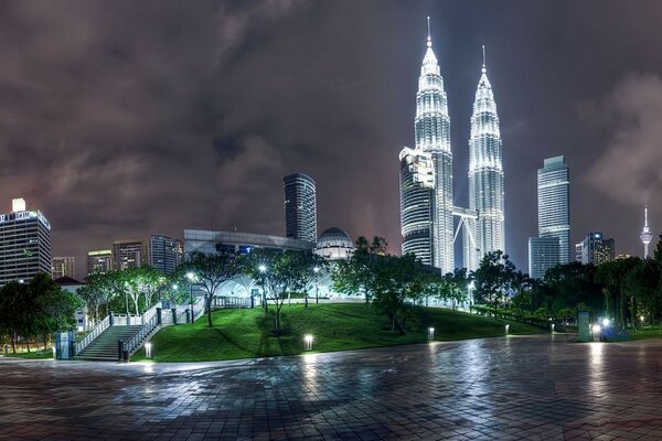 Cidade noturna com luzes brilhantes