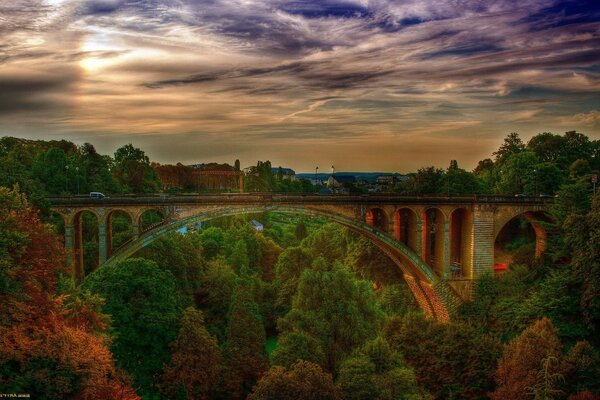 Architektonische Brücke im Hintergrund des Sonnenuntergangs