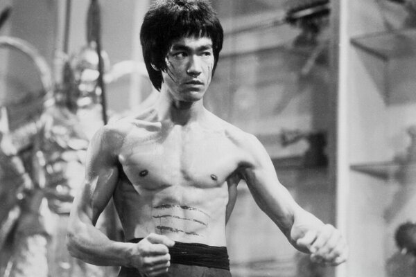 Bruce lee ist ein Mann der asiatischen Kampfkunst