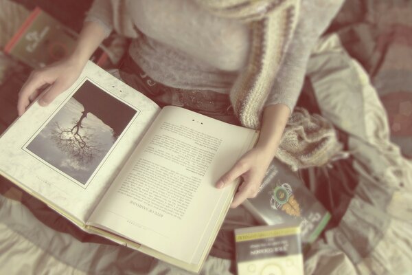 Mujer con libro abierto en el interior retro