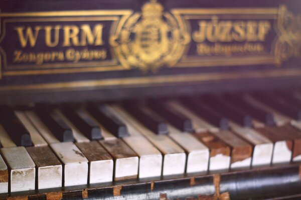 Piano Vintage avec touches effilochées