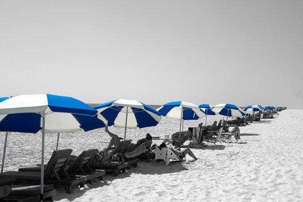 Reisen am Strand mit Meer aus Wasser und Sand