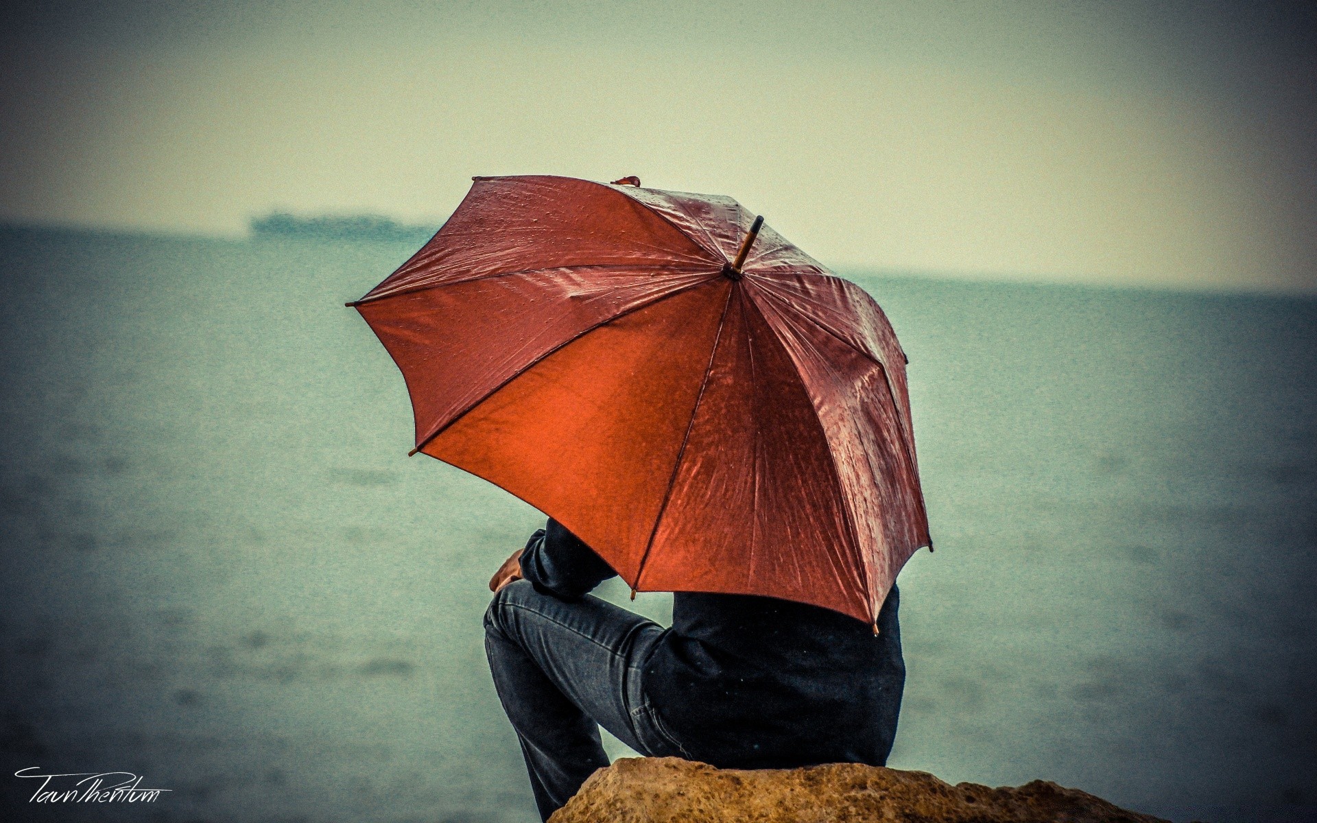 vintage parapluie unique pluie plage coucher de soleil à l extérieur eau adulte nature météo mer homme mer fille vacances tempête voyage lumière du jour enfant