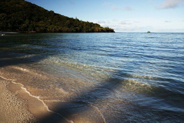 Plage de mer sur fond de montagne en pente douce