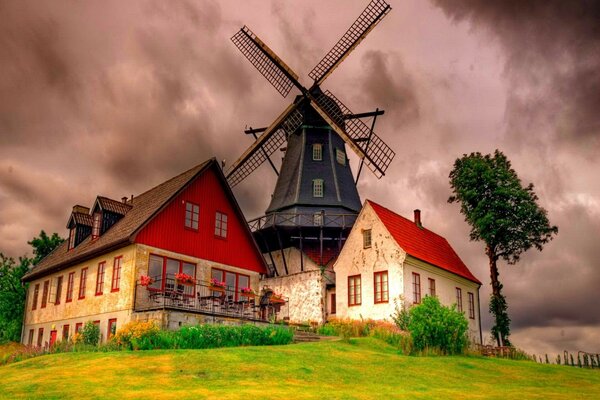 Häuser und Cottages unter dunklem Himmel